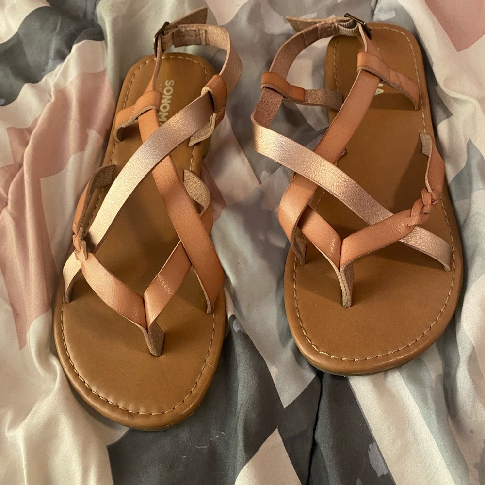 Women’s strappy sandals